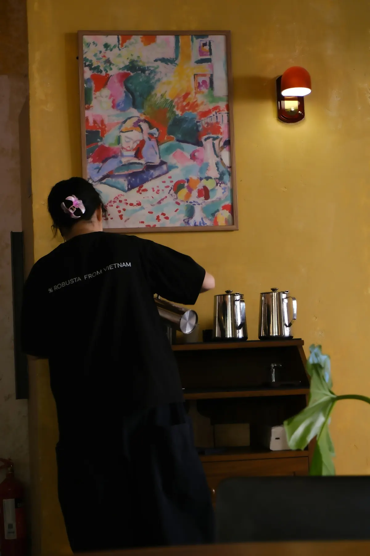 Barista a preparar bebidas num café